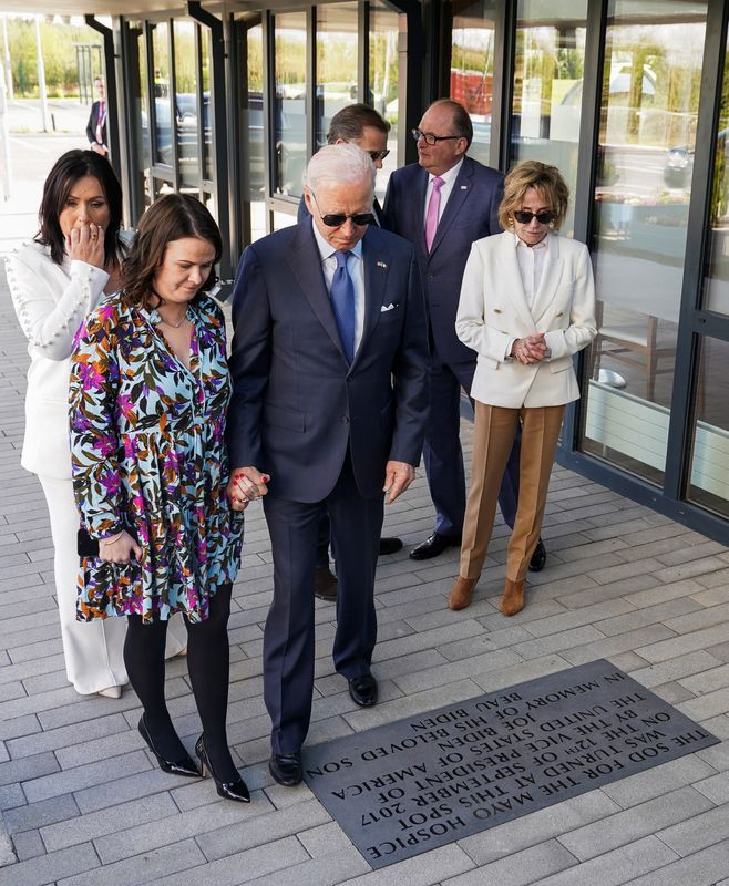 &copy; Reuters. O presidente dos EUA, Joe Biden, observa placa com o nome de seu filho, Beau, em visita a hospital psiquiátrico na Irlanda
14/03/2023
REUTERS/Kevin Lamarque