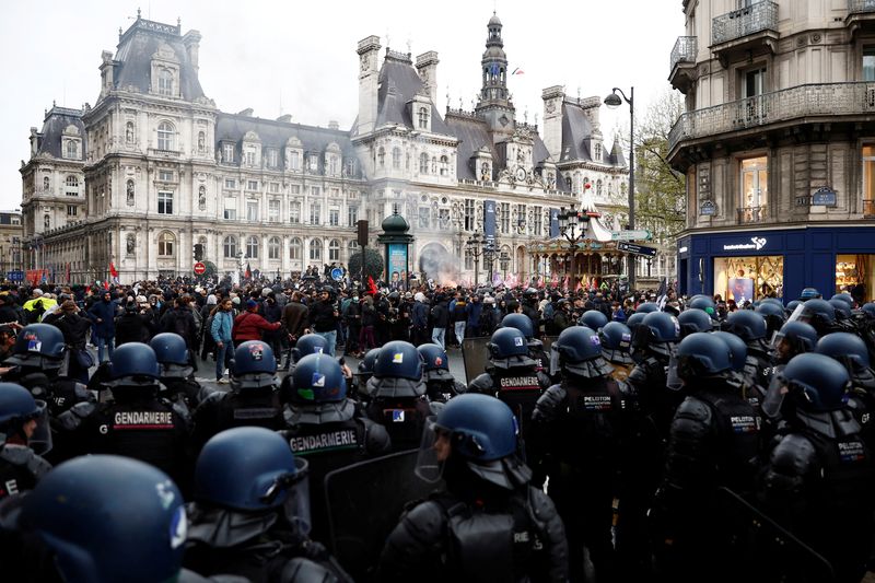 © Reuters. French gendarmes stand in position during a demonstration in front of the Paris City Hall after French government's pension reform received the Constitutional Council's green light and can now be signed into law and enter into force swiftly, in Paris, France, April 14, 2023.  REUTERS/Stephane Mahe