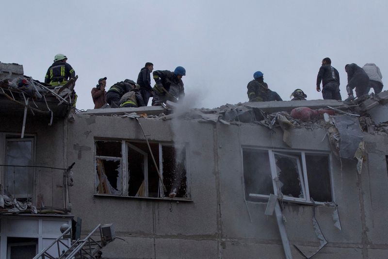 &copy; Reuters. Emergency workers and volunteers work at the site of an apartment building damaged by a Russian military strike, amid Russia's attack on Ukraine, in Sloviansk, Donetsk region, Ukraine April 14, 2023.  REUTERS/Anna Kudriavtseva