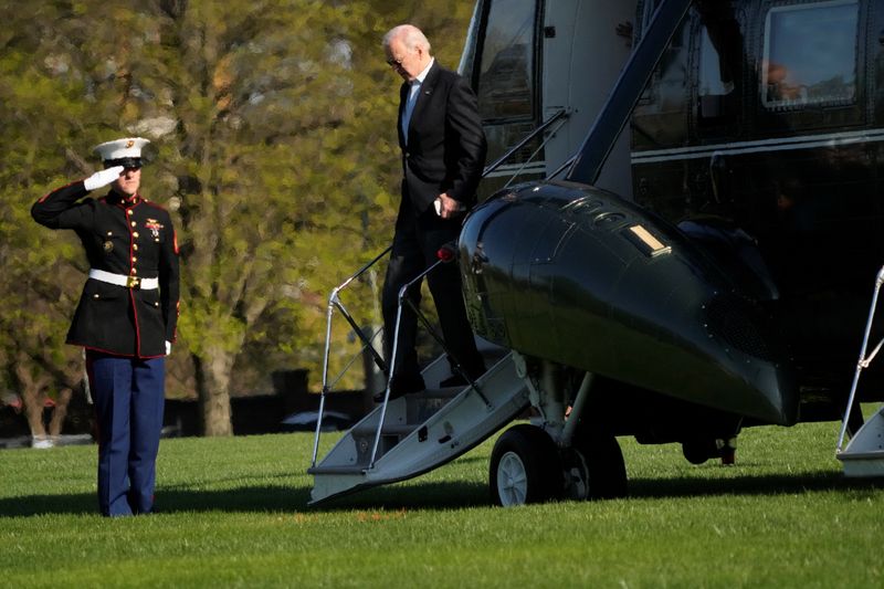 &copy; Reuters. U.S. President Joe Biden exits Marine One as he returns from Camp David at Fort McNair, Washington, D.C., U.S. April 9, 2023. REUTERS/Ken Cedeno