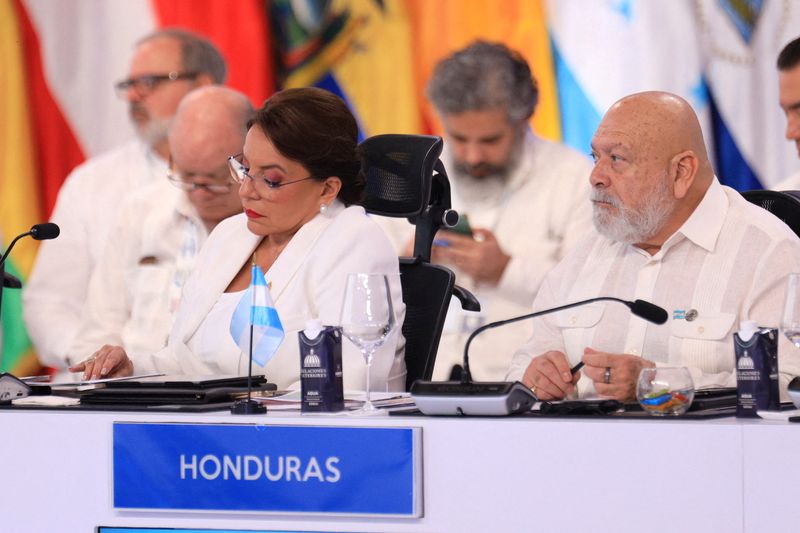 &copy; Reuters. La presidenta de Honduras, Xiomara Castro, asiste a la XXVIII Cumbre Iberoamericana de Jefes de Estado y de Gobierno, en Santo Domingo, República Dominicana, el 25 de marzo de 2023. Ministerio de Relaciones Exteriores de República Dominicana/Handout via
