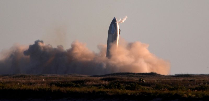 © Reuters. FILE PHOTO: SpaceX's first super heavy-lift Starship SN8 rocket during a return-landing attempt after it launched from their facility on a test flight in Boca Chica, Texas U.S. December 9, 2020. REUTERS/Gene Blevins/File Photo