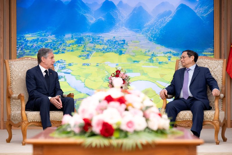 &copy; Reuters. U.S. Secretary of State Antony Blinken meets with Vietnamese Prime Minister Pham Minh Chinh at the Office of the Government in Hanoi, Vietnam, Saturday, April 15, 2023.     Andrew Harnik/Pool via REUTERS