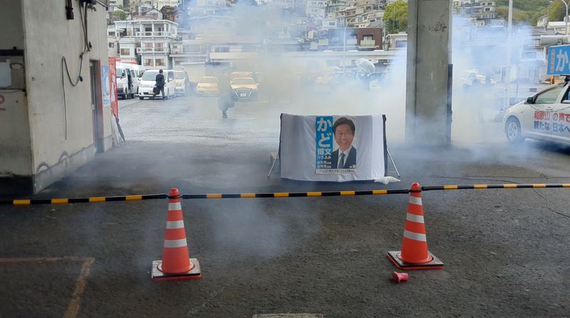 &copy; Reuters. 　４月１５日、松野博一官房長官は岸田文雄首相の和歌山市内での演説直前に爆発音がして容疑者の男が逮捕されたことを受け、警察庁に対し要人警護の徹底を図るよう指示したと述べた。