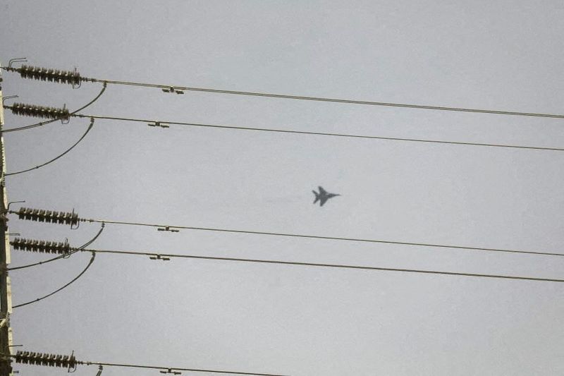 © Reuters. A fighter aircraft flies over Khartoum during clashes between the paramilitary Rapid Support Forces and the army in Khartoum, Sudan April 15, 2023. REUTERS/Stringer 