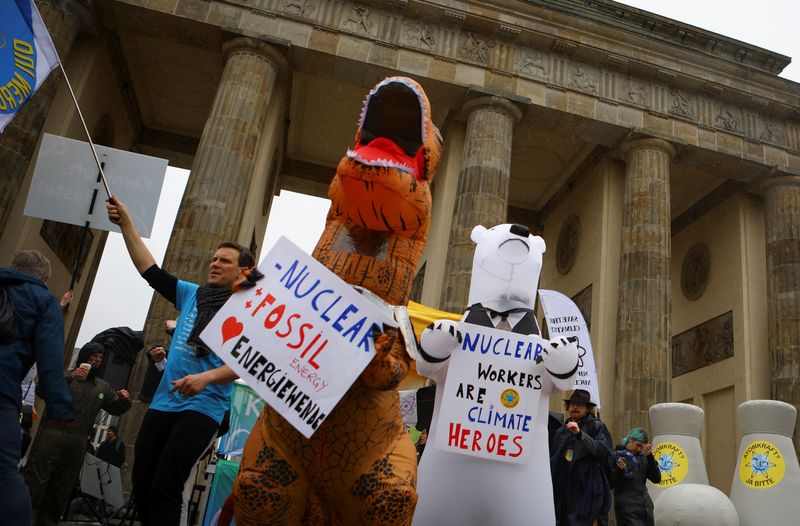 © Reuters. People take part in a protest against the shut down of the last three German nuclear power plants, in Berlin, Germany, April 15, 2023. REUTERS/Nadja Wohlleben
