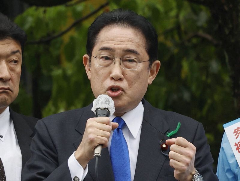 &copy; Reuters. Primeiro-ministro do Japão, Fumio Kishida, discursa durante evento de campanaha em Wakayama
15/04/2023 Kyodo via REUTERS 