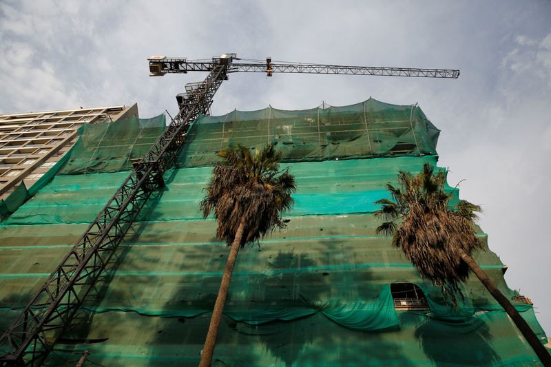 &copy; Reuters. FILE PHOTO: A building stopped during its construction process is pictured, as the spread of coronavirus disease (COVID-19) continues, in Lima, Peru March 24, 2020. REUTERS/Sebastian Castaneda