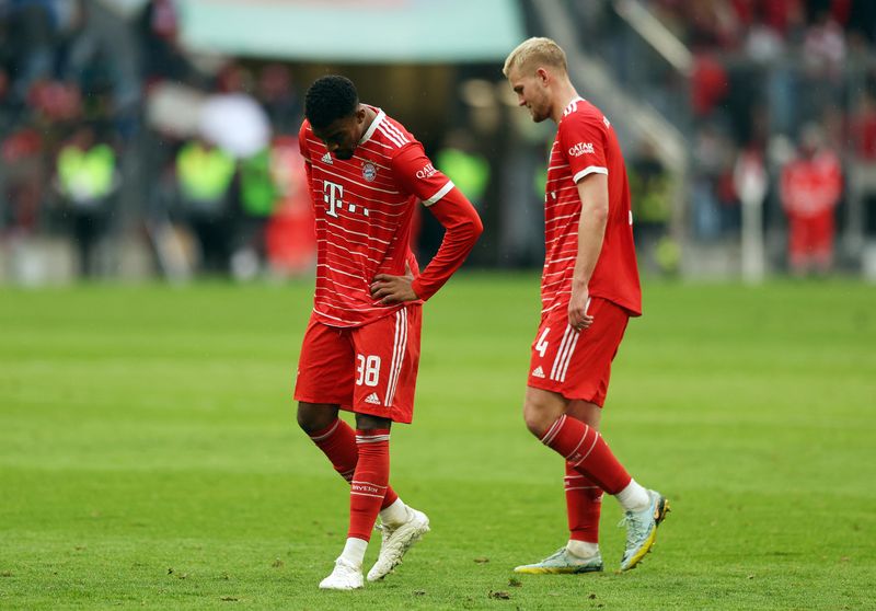 &copy; Reuters. Jogadores do Bayern de Munique após empate com o Hoffenheim pelo Campeonato Alemão
15/04/2023 REUTERS/Leonhard Simon