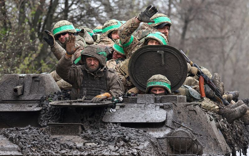 © Reuters. مجموعة من جنود الجيش الأوكراني يعودون على متن دبابة يوم السبت أثناء  القتال العنيف الدائر في مدينة باخموت . تصوير : كاي فافنباخ - رويترز .  