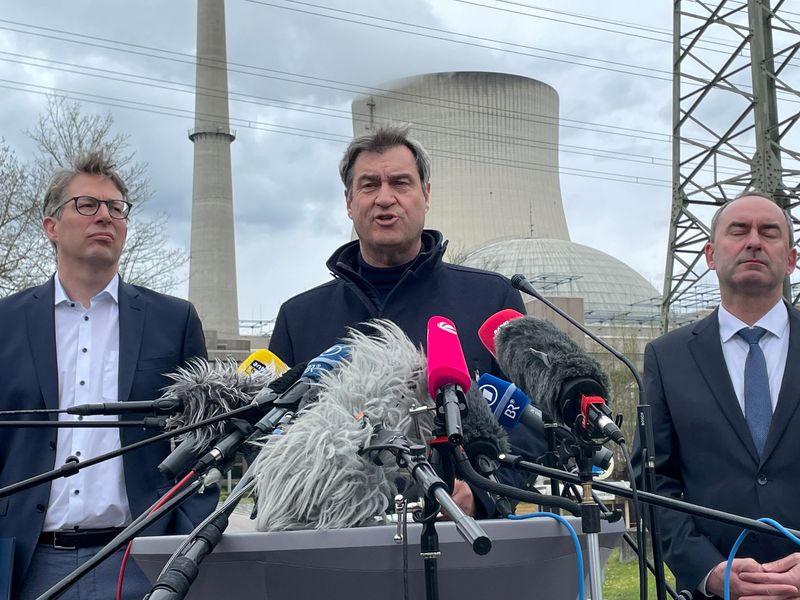 &copy; Reuters. FILE PHOTO: Bavarian Prime Minister and leader of the conservative Christian Social Union party (CSU) Markus Soeder, Bavarian Minister for Economics Hubert Aiwanger and Bavarian Science Minister Markus Blume give a statement in front of the nuclear power 
