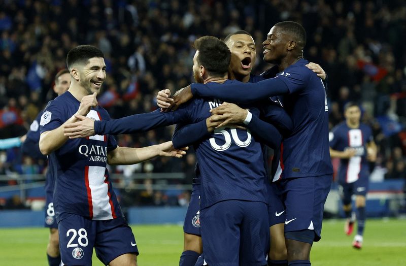 &copy; Reuters. 　サッカーのフランス１部は１５日、各地で試合を行い、首位パリ・サンジェルマン（ＰＳＧ）はホームでランスに３─１で快勝した。写真は得点を喜ぶＰＳＧの選手たち（２０２３年　ロ