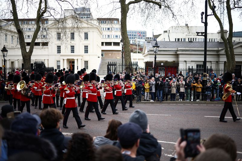 &copy; Reuters. أشخاص يشاهدون موكب عسكري يغادر ويلينجتون أثناء حفل تغيير الحرس في لندن يوم 14 أبريل نيسان 2023. تصوير: هنري نيكولز - رويترز.