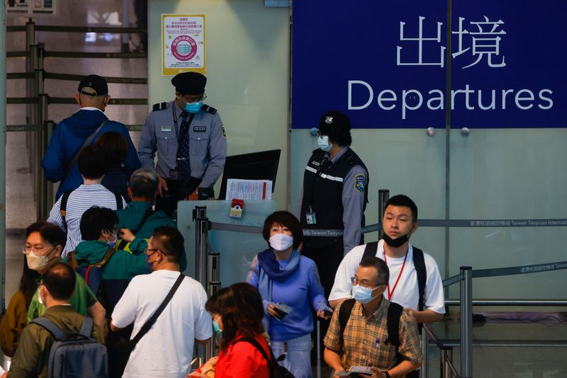 &copy; Reuters. أشخاص يصطفون عند بوابة المغادرة بينما يبدأ سريان الحظر الجوي الصيني وعدم وجود منطقة شحن في بحر الصين الشرقي إلى شمال تايوان في مطار تاويوان 