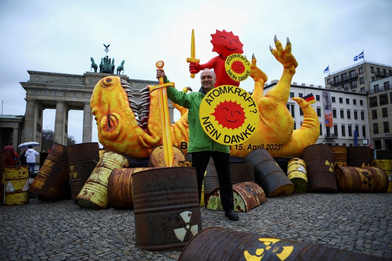 © Reuters. FILE PHOTO: Greenpeace activist Heinz Smital takes part in a protest against nuclear power as Germany shuts down its last three nuclear power plants in Berlin, Germany, April 15, 2023. REUTERS/Nadja Wohlleben/File Photo