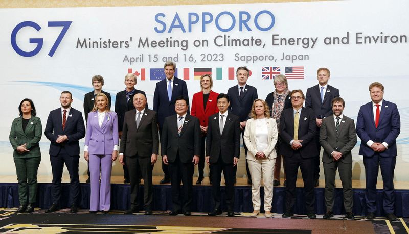 &copy; Reuters. Le ministre japonais de l'Économie, du commerce et de l'industrie Yasutoshi Nishimura, le ministre de l'Environnement Akihiro Nishimura et d'autres délégués participant à la séance photo de la réunion des ministres du G7 sur le Climat, l'Énergie e