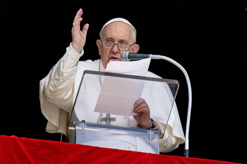 &copy; Reuters. Pope Francis leads Regina Caeli prayer from his window at the Vatican, April 16, 2023. Simone Risoluti/Vatican Media/­Handout via REUTERS    