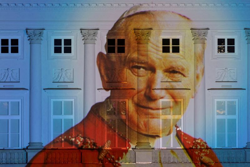 © Reuters. FILE PHOTO: A picture of Pope John Paul II is displayed on the facade of the Presidential Palace in Warsaw, Poland, March 9, 2023. REUTERS/Kuba Stezycki/File Photo