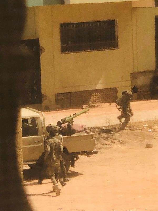 &copy; Reuters. عربة عسكرية وجنود يبدو أنهم تابعون للقوات المسلحة السودانية في أحد الشوارع بالخرطوم يوم السبت في صورة لرويترز من مقطع مصور على وسائل التواص
