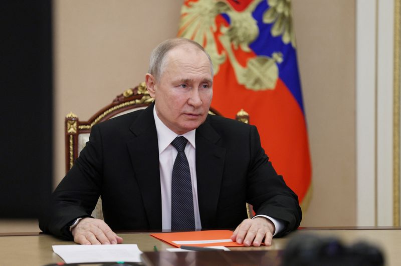 &copy; Reuters. الرئيس الروسي فلاديمير بوتين خلال اجتماع مع أعضاء مجلس الأمن عبر رابط فيديو  في موسكو  يوم 14 أبريل نيسان 2023. صورة لرويترز من وكالة سبوتنيك ال