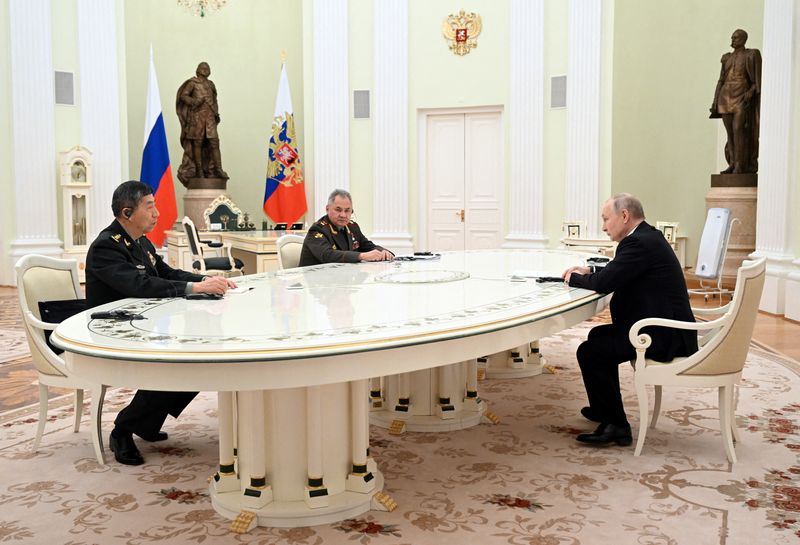 © Reuters. Russian President Vladimir Putin, Defence Minister Sergei Shoigu and Chinese Defence Minister Li Shangfu attend a meeting in Moscow, Russia, April 16, 2023. Sputnik/Pavel Bednyakov/Pool via REUTERS