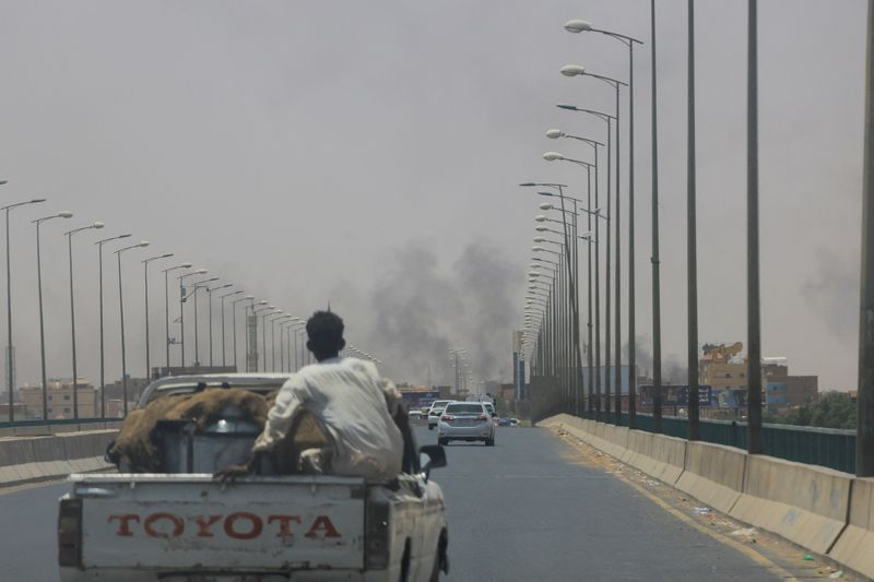 © Reuters. دخان يتصاعد في مدينة أم درمان بالقرب من جسر الحلفايا خلال اشتباكات بين الجيش السوداني وقوات الدعم السريع شبه العسكرية يوم السبت. تصوير: محمد نور الدين عبد الله - رويترز.
