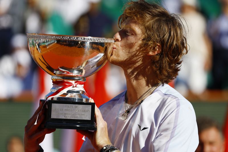 &copy; Reuters. Andrey Rublev beija troféu após conquistar título do Masters de Monte Carlo
16/04/2023 REUTERS/Eric Gaillard