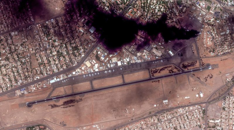 © Reuters. Satellite image shows smoke and an overview of Khartoum International Airport in Khartoum, Sudan April 16, 2023, in this handout image. Courtesy of Maxar Technologies/Handout via REUTERS. 