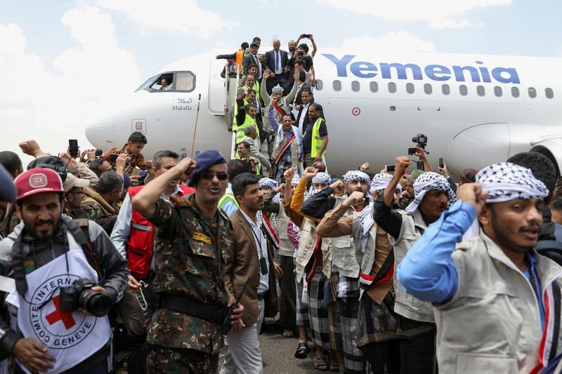 &copy; Reuters. سجناء أطلق سراحهم يغادرون طائرة تابعة اللجنة الدولية للصليب الأحمر بعد وصولها مطار صنعاء في عملية تبادل للأسرى يوم 14 أبريل نيسان 2023. تصوير: 