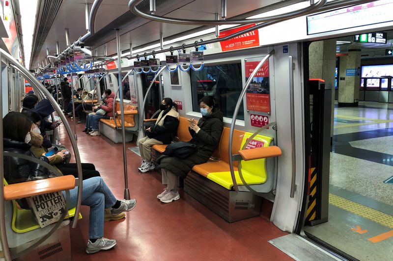 &copy; Reuters. 　中国・北京の地下鉄が新型コロナウイルス感染対策としての乗客のマスク着用義務を撤廃した。現地メディアが１６日報じた。写真は２０２２年１２月、北京の地下鉄で撮影（２０２３年