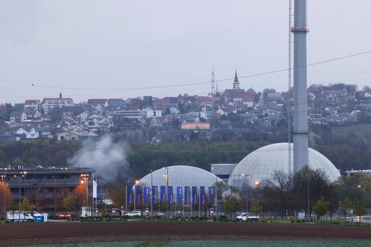 &copy; Reuters. ドイツで１５日、最後の原子炉３基が発電のための運転を停止し、２０１１年の東京電力福島第１原発事故を受けて決めた脱原発が完了した。写真は、最後まで稼働していたネッカーヴェス