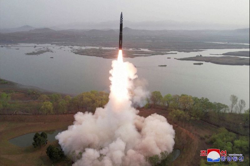 &copy; Reuters. 　４月１７日、韓国海軍は、日米と共同でミサイル防衛訓練を１７日に実施すると発表した。写真は北朝鮮の新型固体燃料式ＩＣＢＭ発射実験の様子。提供写真（２０２３年　ロイター／Kor