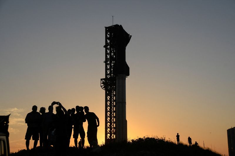 &copy; Reuters. FILE PHOTO: Tourists take photos at sunset of SpaceX's Starship the day before it launches from the Starbase launchpad on an orbital test mission, in Boca Chica, Texas, U.S.,  April 16, 2023. REUTERS/Gene Blevins