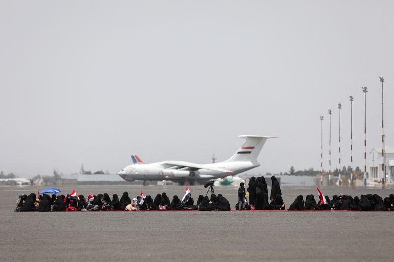 &copy; Reuters. نساء ينتظرن الأسرى المفرج عنهم عند وصولهم على متن طائرة تابعة للجنة الدولية للصليب الأحمر في مطار صنعاء بالعاصمة صنعاء  يوم الأحد. تصوير: خا