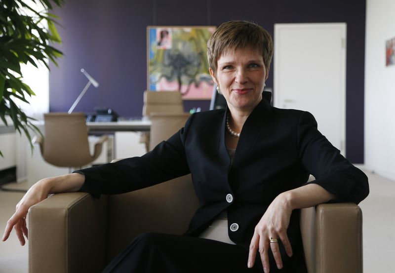 &copy; Reuters. FOTO DE ARCHIVO: La vicepresidenta del banco central alemán, Claudia Buch, durante una sesión fotográfica celebrada en la sede de la institución en Fráncfort, ÇAlemania, el 20 de mayo de 2014. REUTERS/Ralph Orlowski 