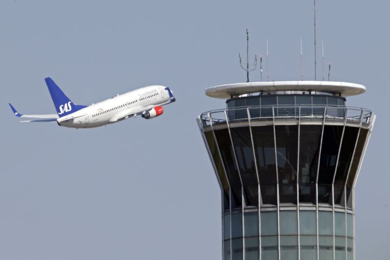 &copy; Reuters. FILE PHOTO: A Scandinavian SAS airline passenger plane flies near the air traffic control tower after taking off from Charles de Gaulle International Airport in Roissy, near Paris, August 21, 2013.  REUTERS/Charles Platiau 