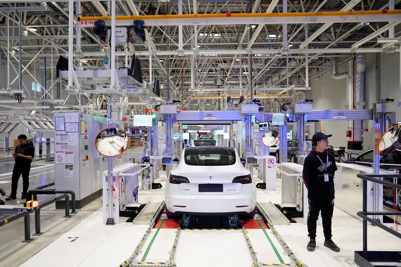 &copy; Reuters. 　４月１７日　賞与の削減を通知された米電気自動車（ＥＶ）大手テスラの上海工場従業員が交流サイト（ＳＮＳ）でイーロン・マスク最高経営責任者（ＣＥＯ）らに不満を訴えている。写