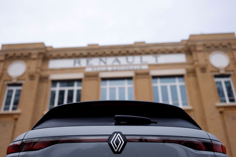 &copy; Reuters.  ４月１７日、 仏自動車大手ルノーは、米電気自動車（ＥＶ）大手テスラの一連の値下げを受けて、各国でＥＶ価格を見直す方針を示した。仏パリ近郊で行われたルノーの決算発表会で２月