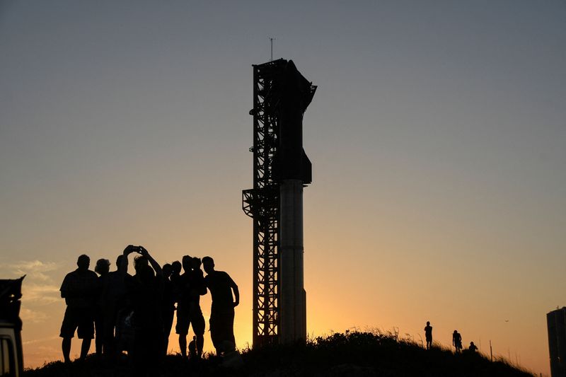 &copy; Reuters. سائحون يلتقطون صورا عند غروب الشمس للنظام الصاروخي الجديد (ستارشيب) في بوكا تشيكا بولاية تكساس في الولايات المتحدة يوم الأحد. تصوير: جيني بل