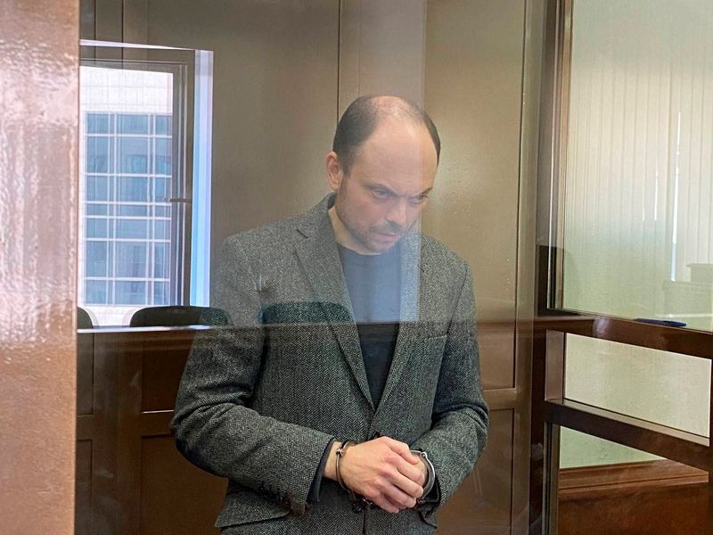 © Reuters. Russian opposition figure Vladimir Kara-Murza, accused of treason and of discrediting the Russian army, stands behind a glass wall of an enclosure for defendants during a court hearing in Moscow, Russia, April 17, 2023. Moscow City Court/Handout via REUTERS 