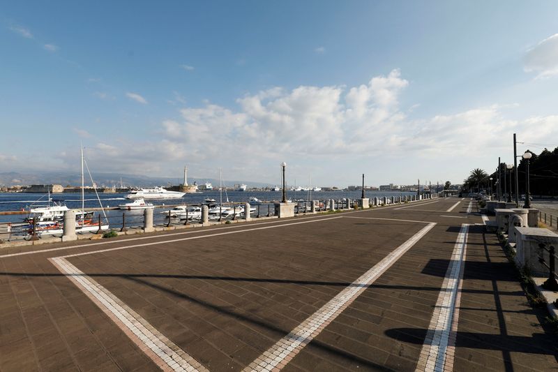 &copy; Reuters. Vue d'une zone proche du port de la ville sicilienne de Messine, en Italie. /Photo prise le 16 mars 2020/REUTERS/Antonio Parrinello