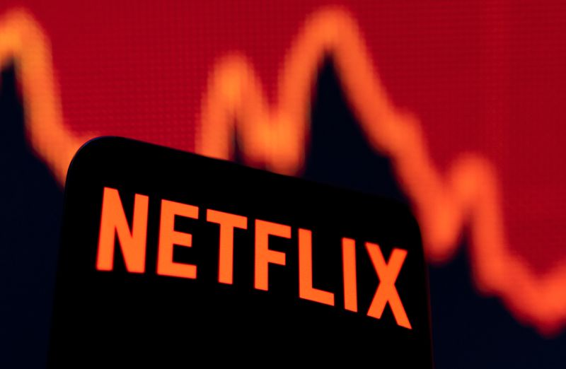 &copy; Reuters. FILE PHOTO: Smartphone with Netflix logo is seen in front of a descending stock graph in this illustration taken April 19, 2022. REUTERS/Dado Ruvic/Illustration