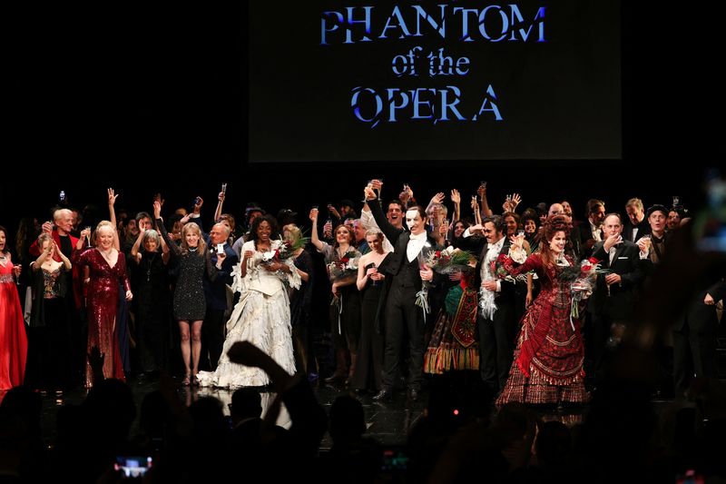 &copy; Reuters. Cast and crew members take a moment to applause after their final performance of the Phantom of the Opera, which closes after 35 years on Broadway, in New York City, U.S., April 16, 2023. REUTERS/Caitlin Ochs