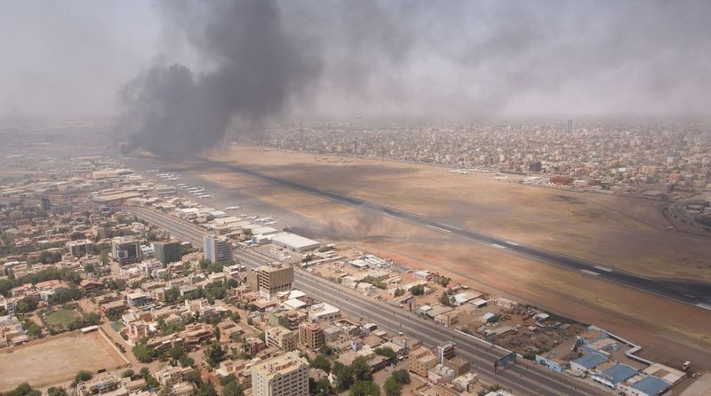 &copy; Reuters. دخان يتصاعد مع اشتباك الجيش وقوات الدعم السريع شبه العسكرية في الخرطوم يوم السبت في صورة أخذت من من وسائل التواصل الاجتماعي. صورة لرويترز من