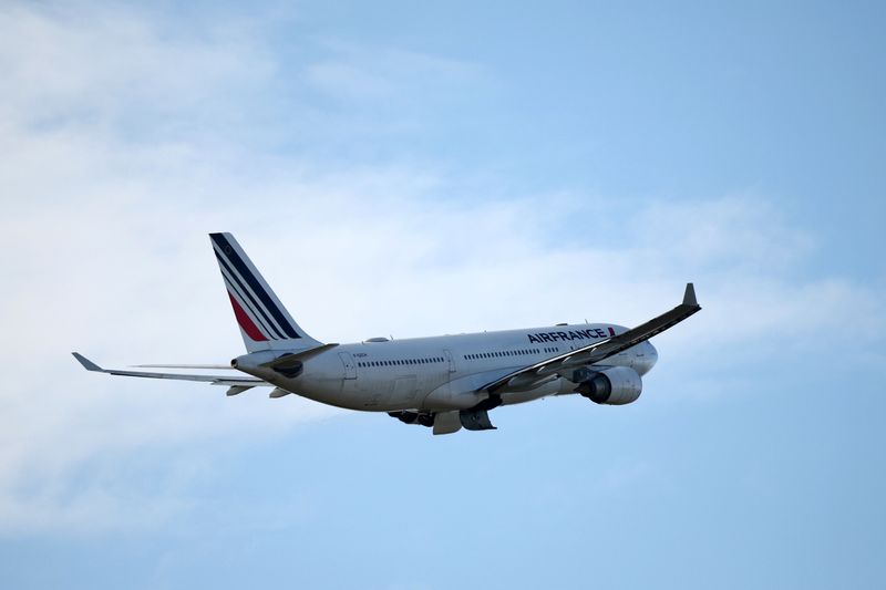 &copy; Reuters. Un Airbus A330 d'Air France décolle de l'Aéroport Roissy Charles-de-Gaulle. /Photo prise le 2 décembre 2021/REUTERS/Sarah Meyssonnier