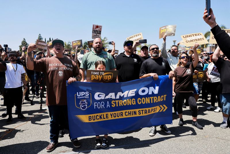 © Reuters. FILE PHOTO: United Parcel Service and the Teamsters hold a rally before before the beginning of the largest U.S. private sector labor contract talks covering more than 330,000 U.S. drivers, package handlers and loaders at the global delivery firm, in Orange, California, U.S. April 15, 2023.  REUTERS/Aude Guerrucci