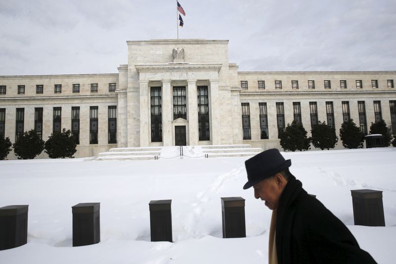 &copy; Reuters. Homem caminha em frente à sede do Federal Reserve em Washington
26/01/2016 REUTERS/Jonathan Ernst
