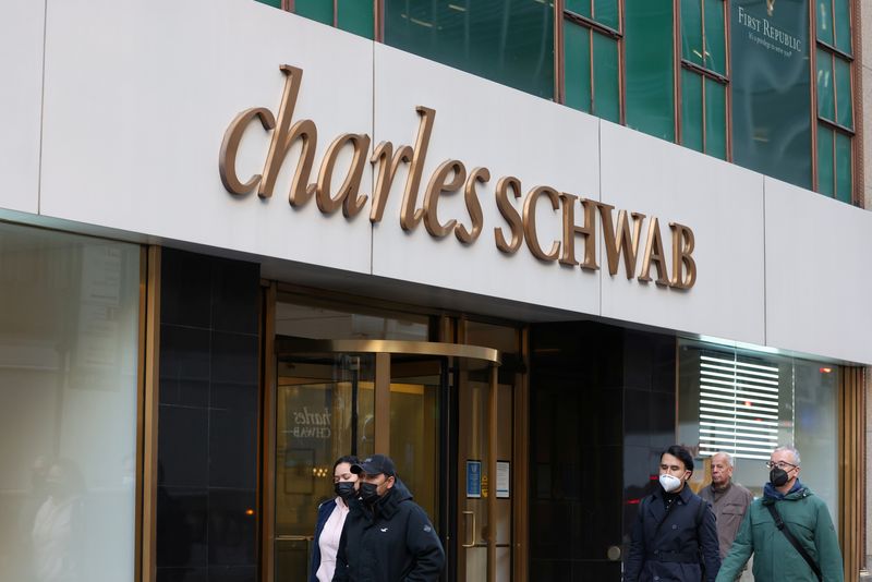 &copy; Reuters. FILE PHOTO: A view of the Charles Schwab office location in Manhattan, New York, U.S., November 15, 2021. REUTERS/Andrew Kelly