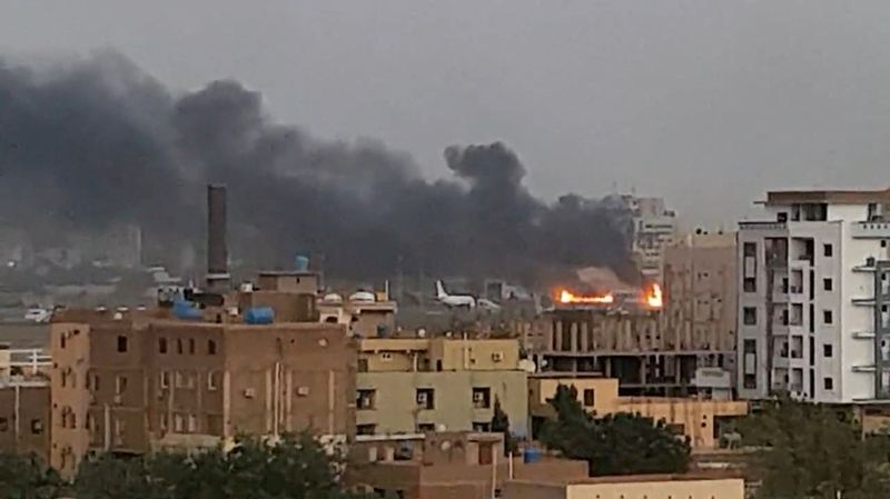 &copy; Reuters. FILE PHOTO: Smoke rises from the tarmac of Khartoum International Airport as a fire burns, in Khartoum, Sudan April 17, 2023 in this screen grab obtained from a social media video. Abdullah Abdel Moneim/via REUTERS  