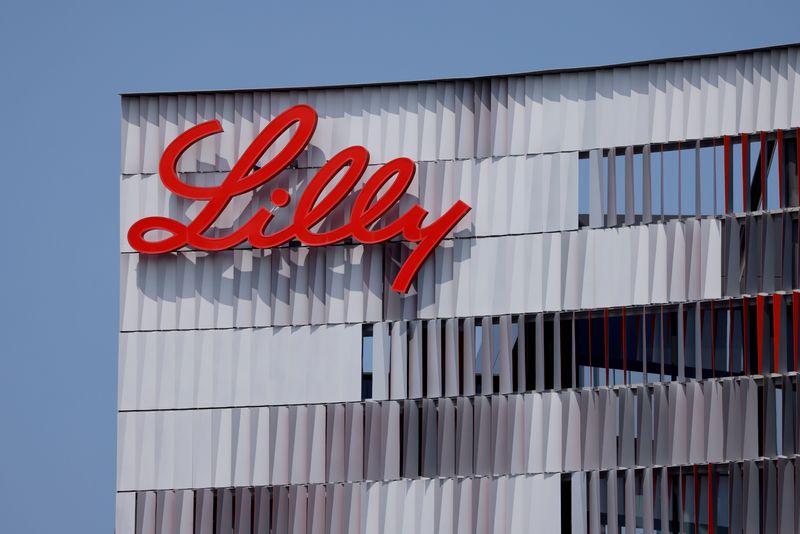 &copy; Reuters. FILE PHOTO: Eli Lilly logo is shown on one of the company's offices in San Diego, California, U.S., September 17, 2020. REUTERS/Mike Blake